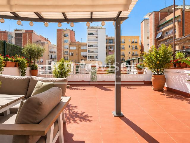 Casa con encanto histórico y una gran terraza junto a la Sagrada Familia