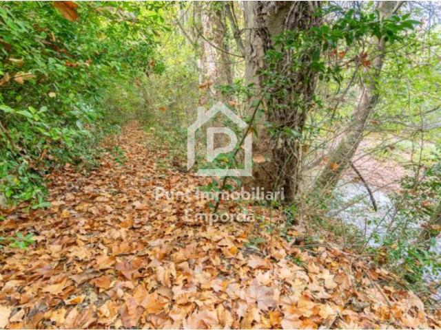 Casa con encanto junto al río en Sant Llorenç de la Muga – ¡Ideal como vivienda o proyecto turístico!