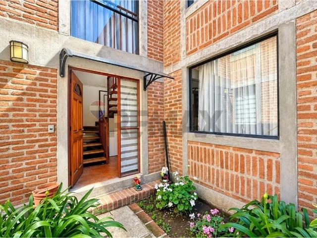 ¡casa Con Encanto, Patio Privado Y Quincho!