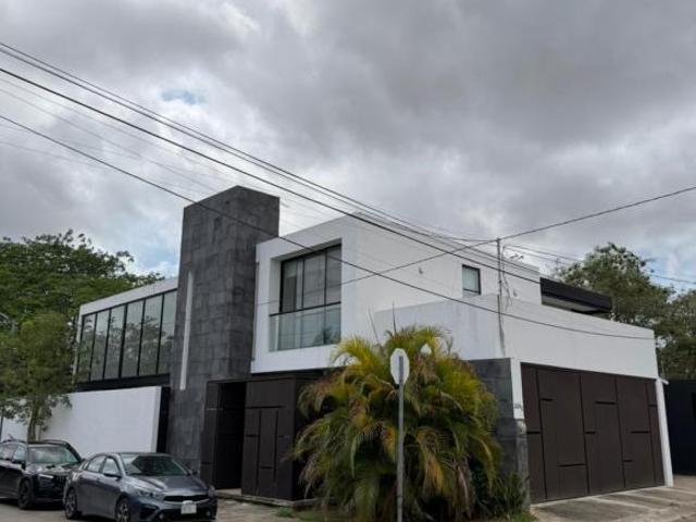 Casa con espacios a doble altura 4 Hab. Col. Montes de Ame