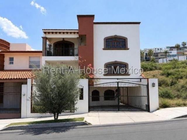 Casa con estudio, oficina, sótano, 4 recámaras VENTA. Arboledas del Parque