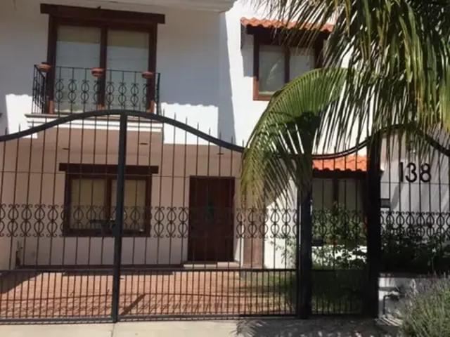 Casa con estudio en privada zona norte de León