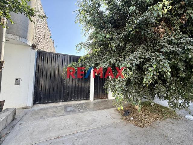Casa Con Estacionamiento En Venta