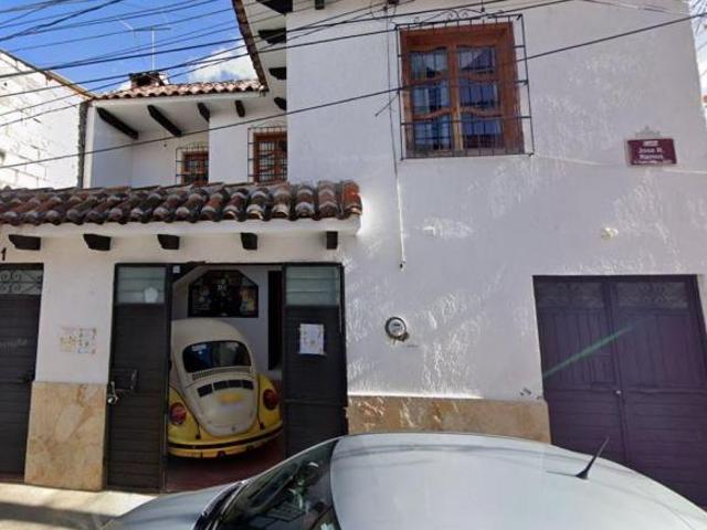 CASA CON EXCELENTE UBICACION, CERCA DE VIAS DE ACCESO, SERVICIOS Y AMENIDADES