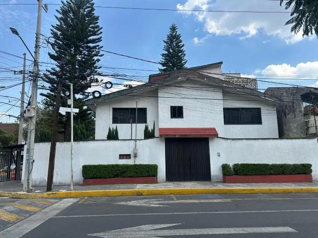 CASA CON EXCELENTE UBICACIÓN Y EN ESQUINA, A 2 CALLES DE PERISUR