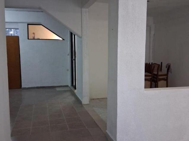 CASA CON EXCELENTE UBICACIÓN