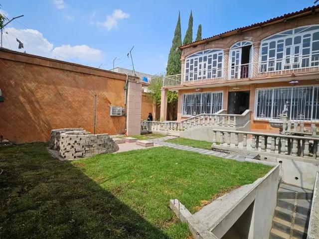 CASA CON EXCELENTES ACABADOS Y PRESENTACION AMPLIA E ILUMINADA