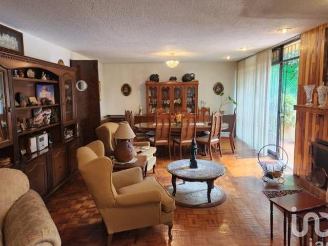 Casa con factibilidad de uso comercial en venta en Av. Toluca frente a centro comercial