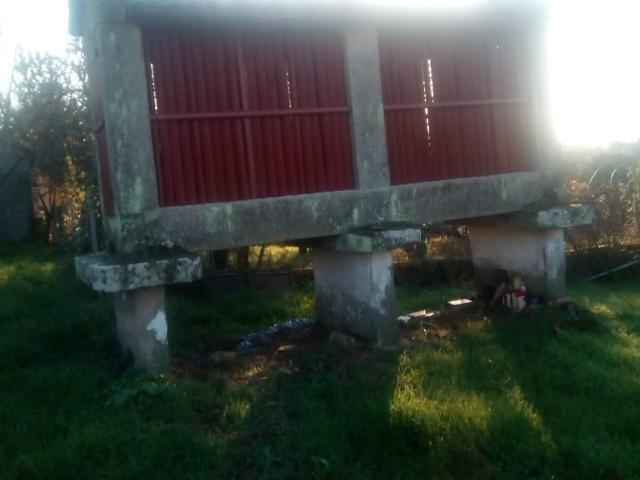 Casa con finca y horreo en Arenteiro