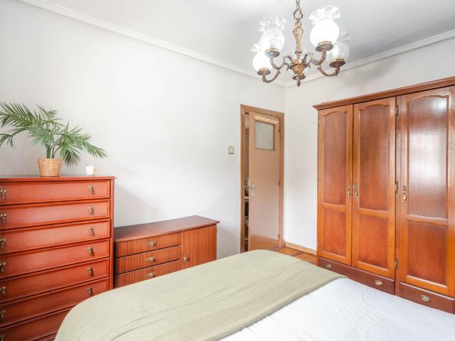 Casa con finca de 440 m2 y almacén en Caces, junto al río Nalón y a 15 min del Oviedo
