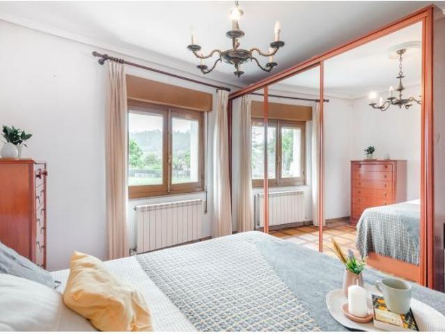 Casa con finca de 440 m2 y almacén en Caces, junto al río Nalón y a 15 min del Oviedo