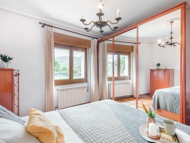Casa con finca de 440 m² y almacén en Caces, junto al río Nalón y a 15 min del Oviedo