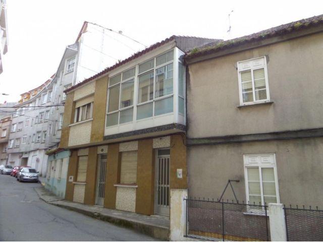 Casa con finca en el centro de Cangas