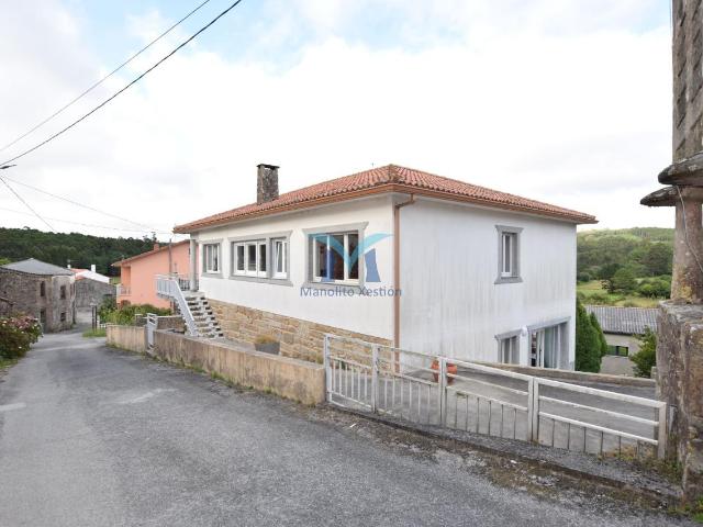 Casa con finca, hórreo y dos pisos independientes en Cee Tedín, en entorno muy tranquilo