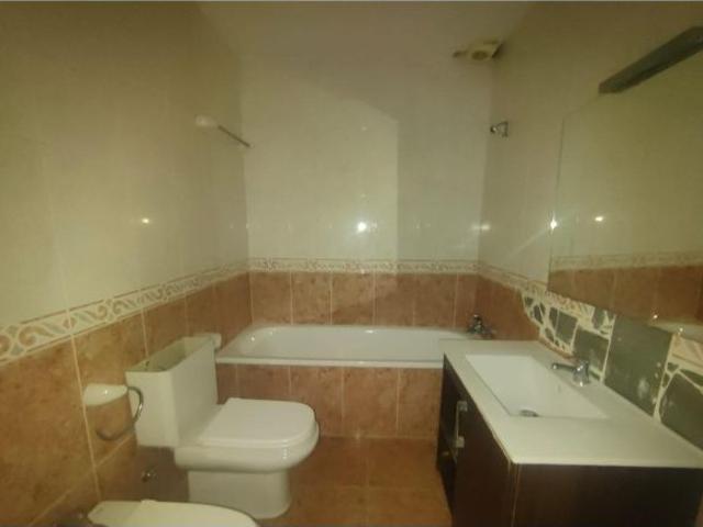 Casa con garaje en una zona tranquila y bien comunicada