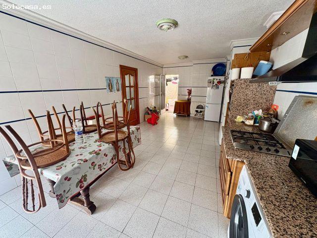 Casa con garaje y Local comercial