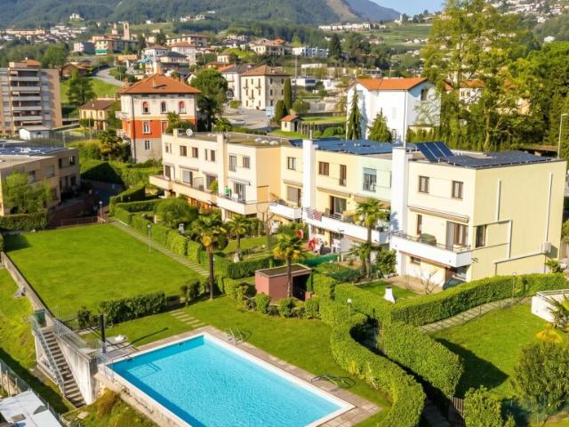 Casa con giardino e piscina condominiale