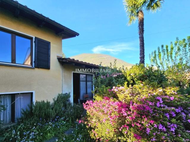Casa con giardino, garage e ampi spazi cantina da ristrutturare