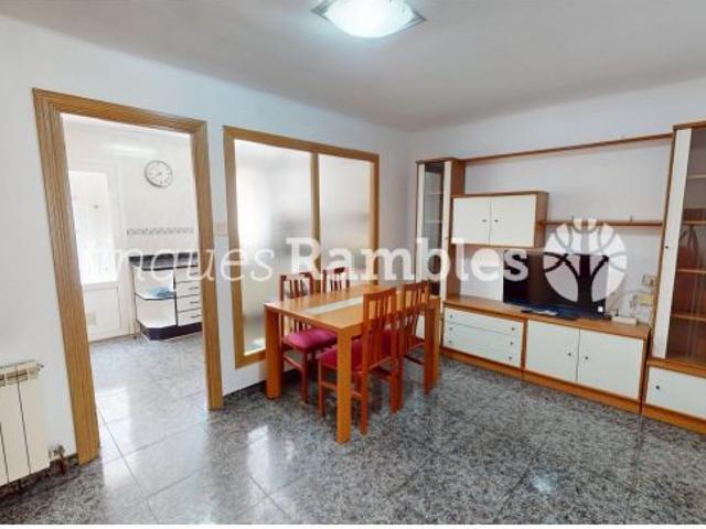 Casa con gran garaje, terraza reformada y múltiples espacios en Vilanova del Camí