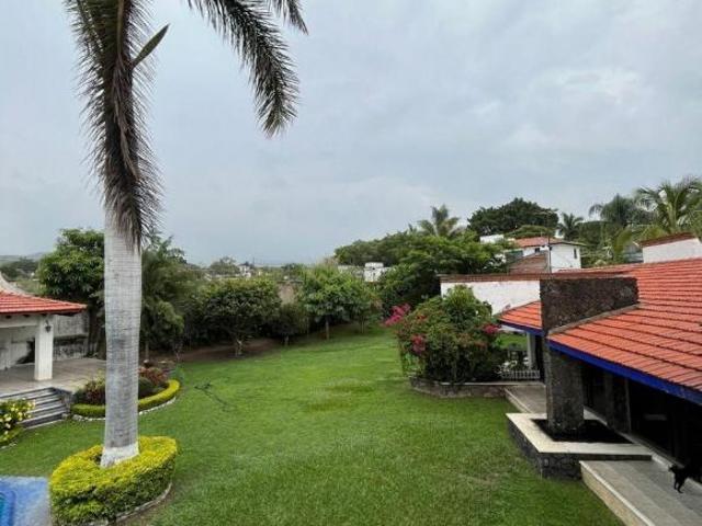 Casa con Gran Jardín y Alberca Frente a Área Verde | Lomas de Cocoyoc