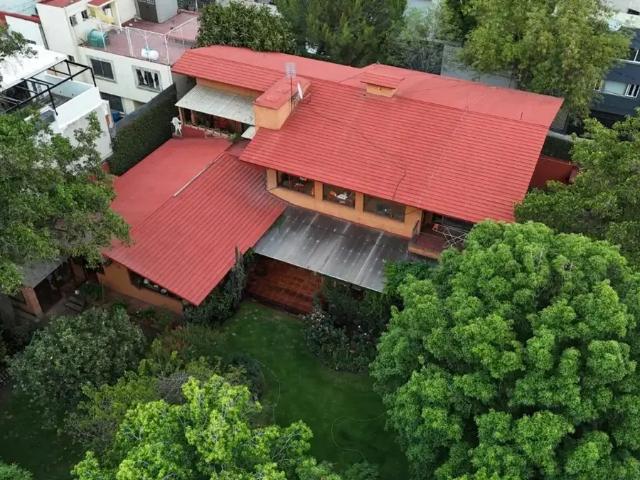 Casa con Gran Jardín y Uso de Suelo Flexible en Pedregal