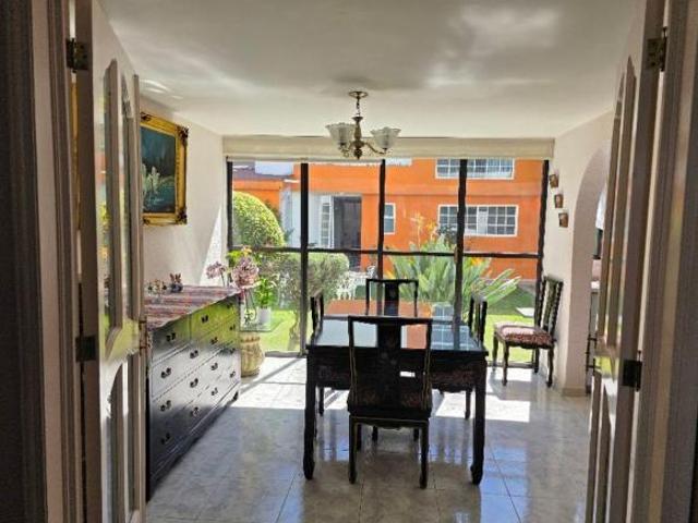 Casa con gran jardín y 6 recámaras en venta con 384 m² superficie de terreno en Jardines San Mateo
