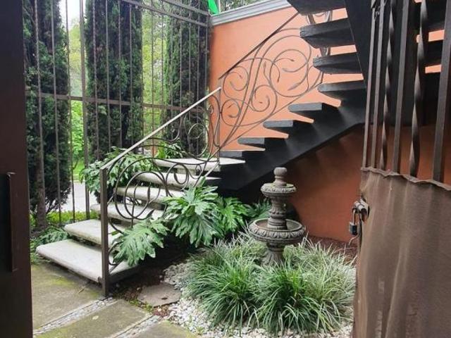 Casa con gran jardín, muy iluminada, excelente distribución y 6 estacionamientos