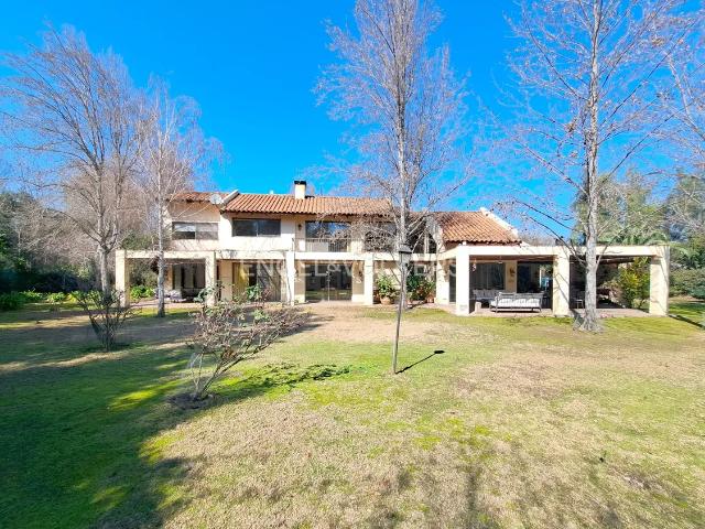 Casa Con Gran Parque En Condominio Consolidado