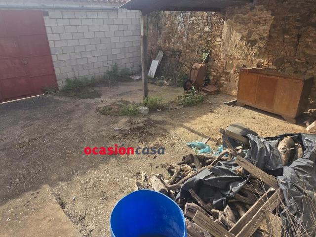 CASA CON GRAN PATIO Y COCHERA A LA VENTA