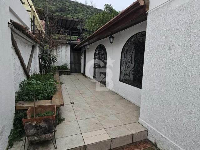 Casa con gran potencial, amplio jardín y vista despejada. 4 dormitorios por 16900.00 en Las Condes