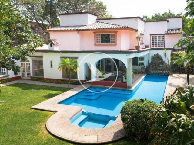 Casa con gran terreno de 2,710 m² con 6 recámaras y jardín maduro en zona norte
