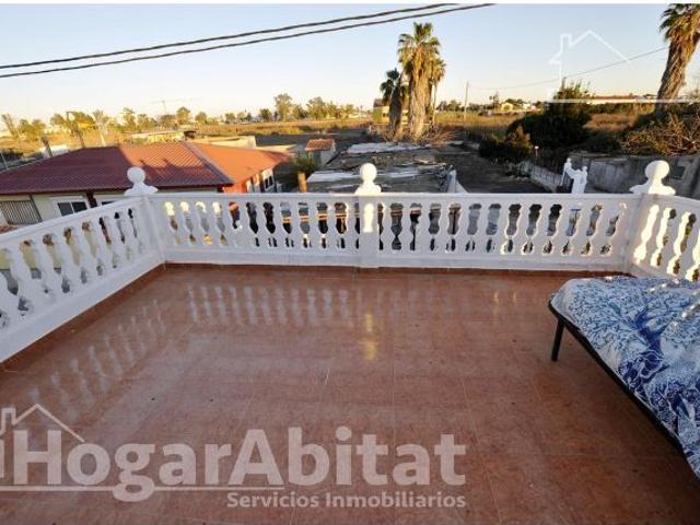 CASA CON GRAN TERRENO, PISCINA Y GARAJE CERCA DE LA PLAYA