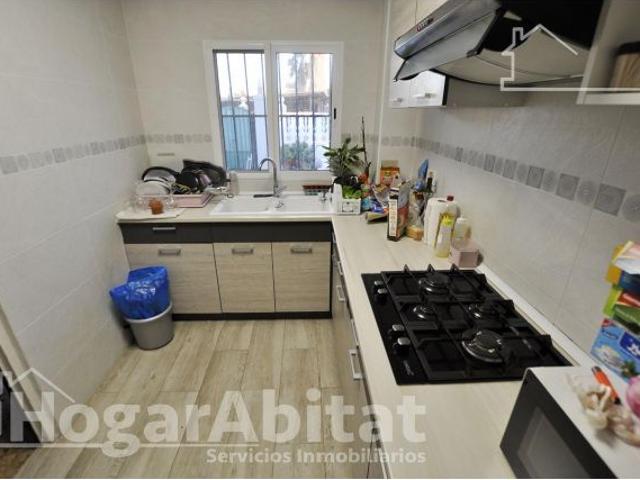 CASA CON GRAN TERRENO, PISCINA Y GARAJE CERCA DE LA PLAYA