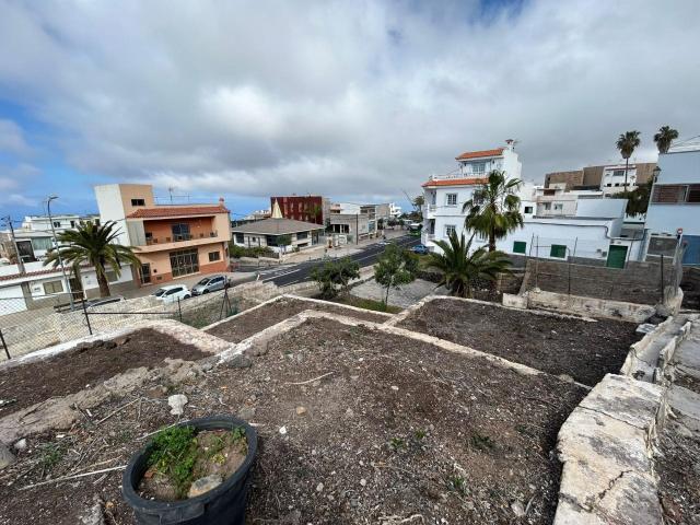 Casa con gran terreno urbano y vistas al mar en Guía de Isor. 158m² Guía de Isora