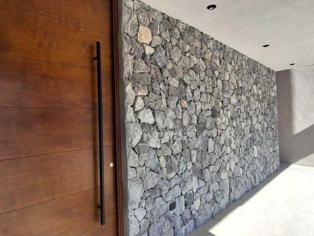 Casa con habitación en PB, Fracc. Casa de Piedra
