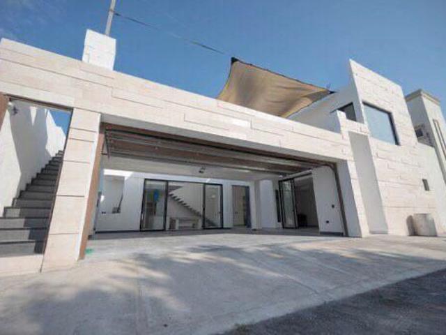 Casa con habitación en planta baja en Jardines del Campestre