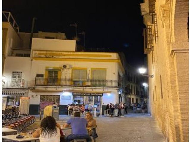 CASA CON HISTORIA EN ALQUILER FRENTE AL MERCADO DE FERIA