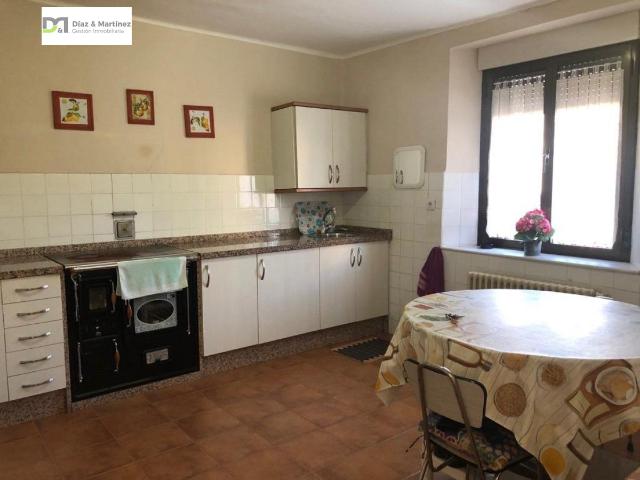 Casa con huerta y patio. En Vegacervera
