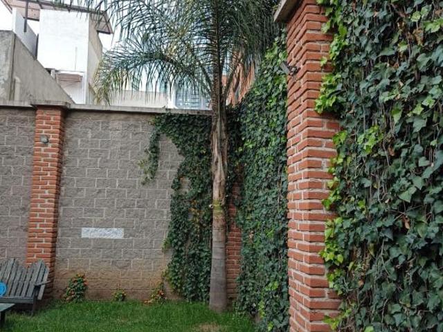 Casa con jardín