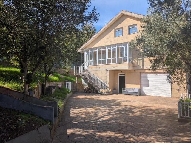 CASA CON JARDIN