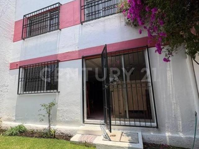 Casa con jardín, 5 recámaras y vigilancia en Lomas Estrella | 225 m²