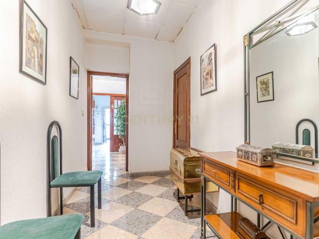 CASA CON JARDÍN CERCA DEL HOSPITAL DE TRAUMATOLOGÍA, GRANADA