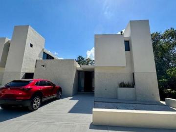 Casa con jardín, alberca privada y terraza, en Ave. Pedro Joaquin Coldwell, Cozumel