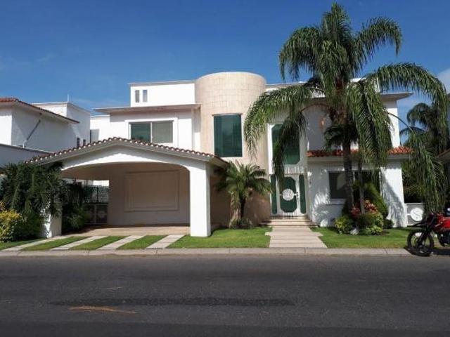 Casa con Jardín de Donación y Alberca | Volcanes | Lomas de Cocoyoc