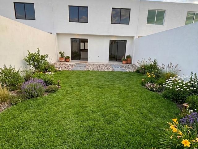 Casa con jardín disponible en Residencial Santa Fe, Querétaro