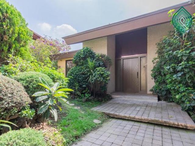 CASA CON JARDIN EN BOSQUES DE LAS LOMAS VENTA