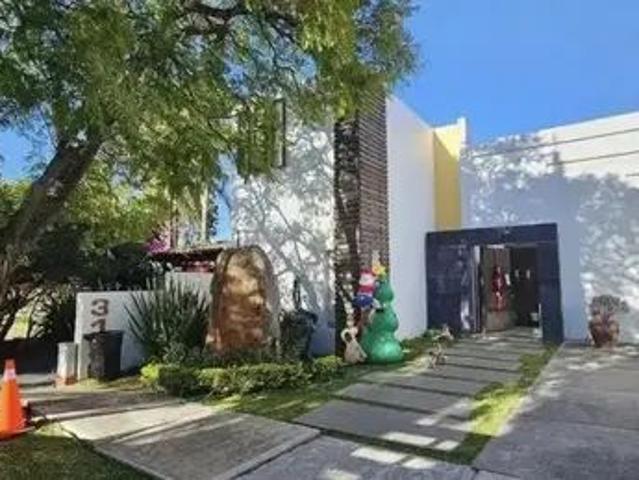 Casa Con Jardín En Renta Bugambilias, Zapopan $29,000 Te 3 Niveles Con Excelente Distribución = 3 Recámaras todas Con Baño Completo $ 3.5 Baños En Total 12 Amplio Jardín Con Terr