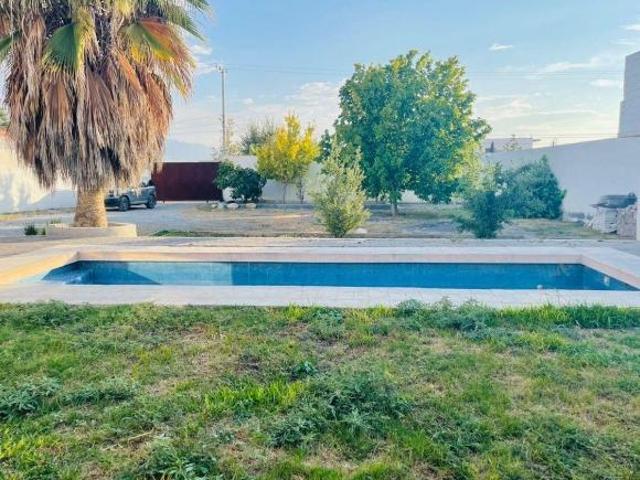 Casa con jardín muy amplio y alberca en Arteaga