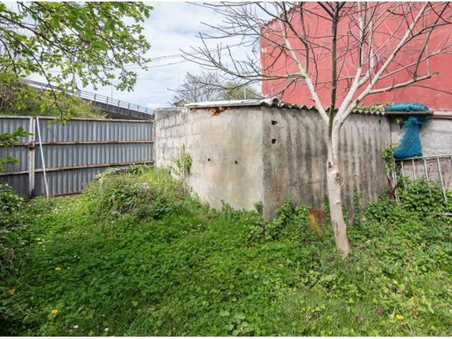 Casa con jardín, para reforma, al lado del Alcampo
