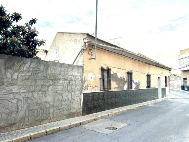 CASA CON JARDIN PARA REFORMAR EN BIGASTRO